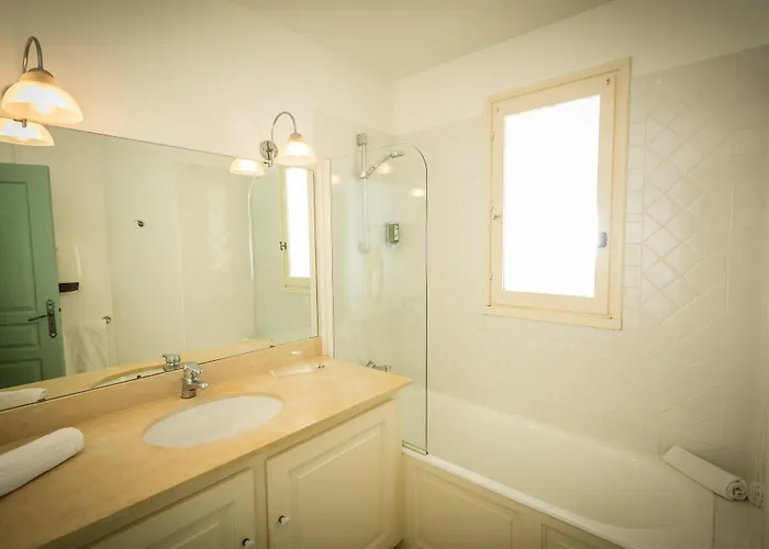 Domaine Du Val De Ceze Hotel